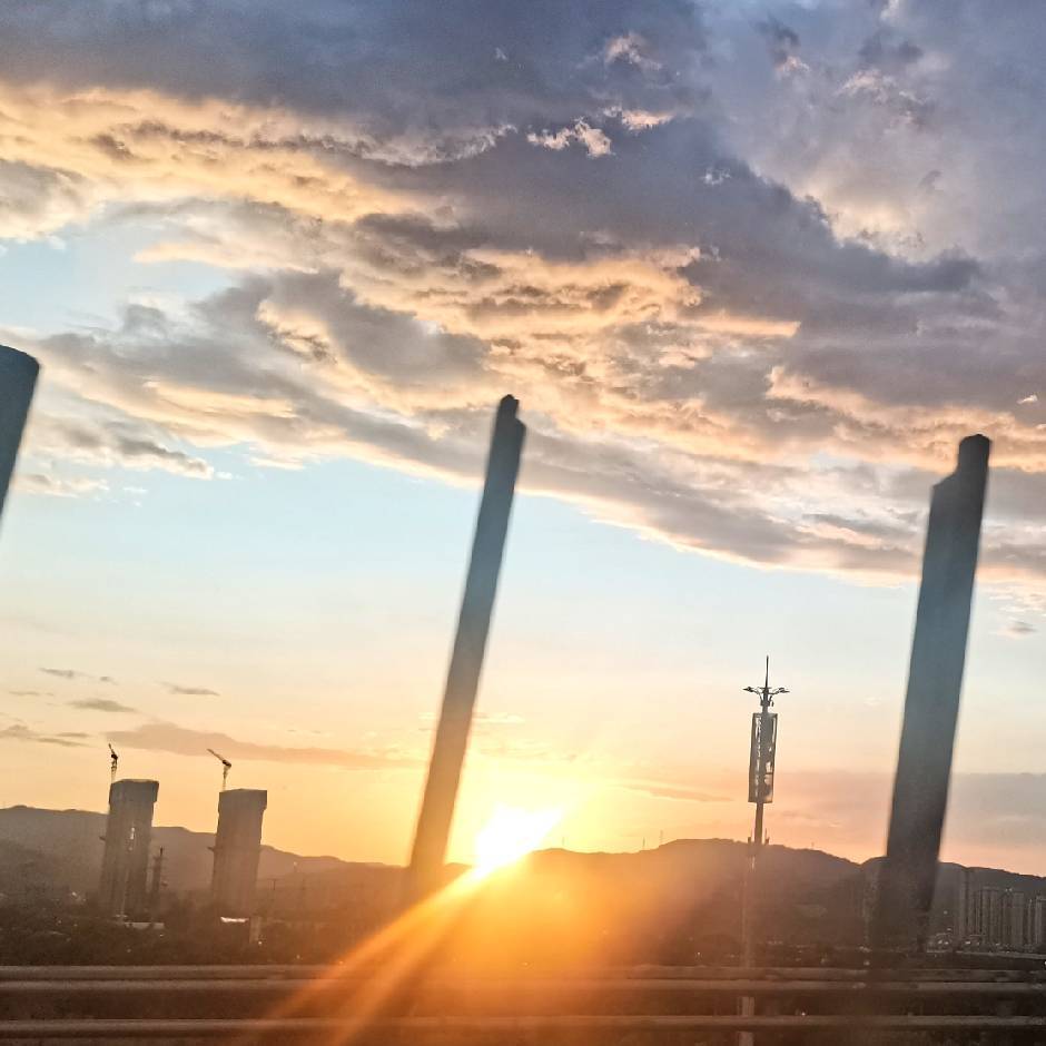 项目团队成员头像，年轻女性，穿浅粉色衬衫，长发，正面微笑，明亮自然光，简约背景